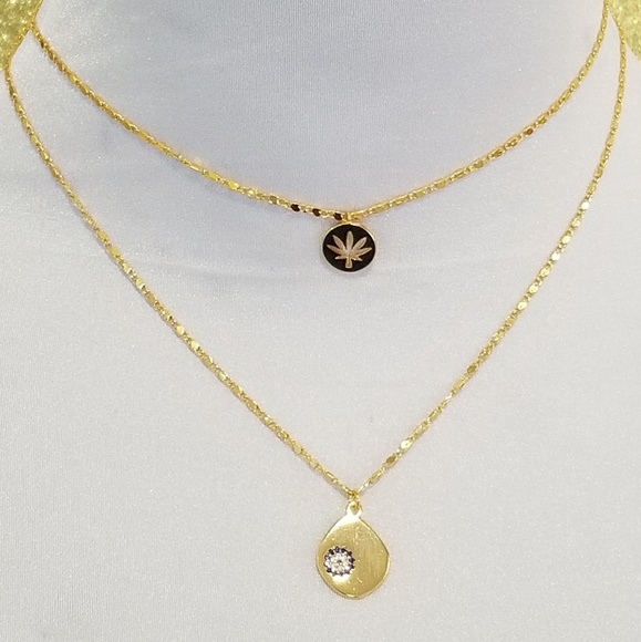 Gold coin leaf pendant necklace - Picture 6 of 6